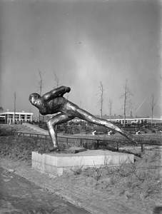 87082 Afbeelding van het beeld De Schaatsenrijder aan de rand van de vijver in het Camminghaplantsoen te Utrecht.